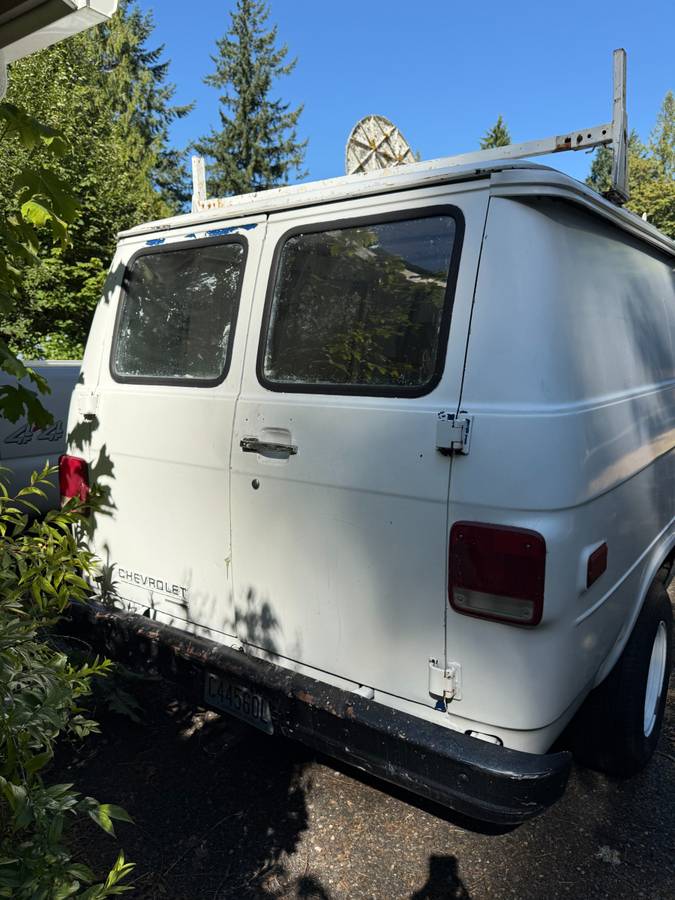 Chevrolet-van-1988-white-2