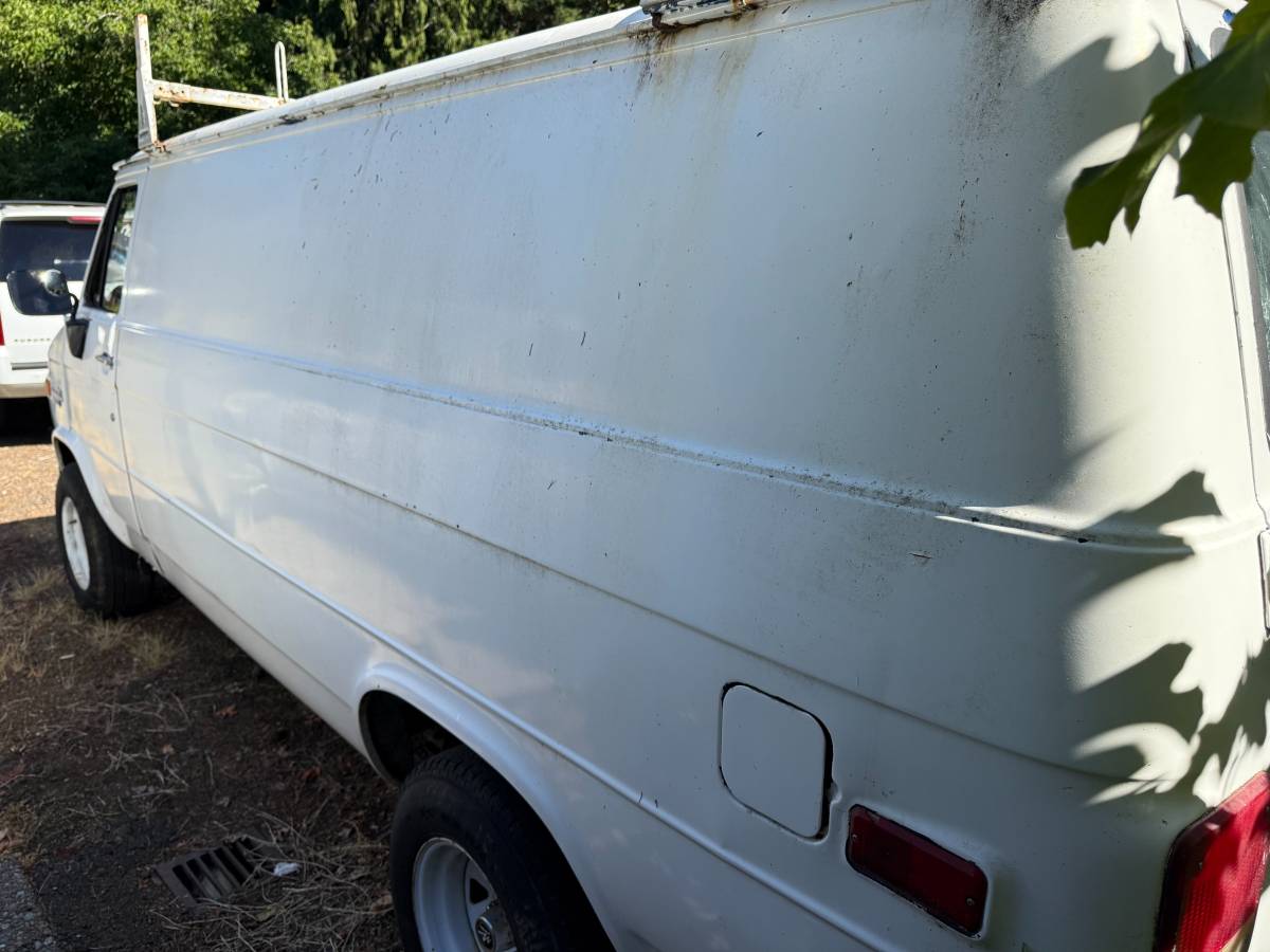 Chevrolet-van-1988-white-3