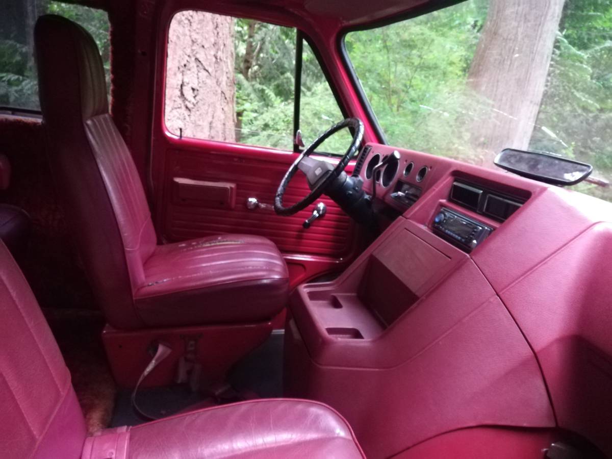 Chevrolet-van-g30-1978-red-9