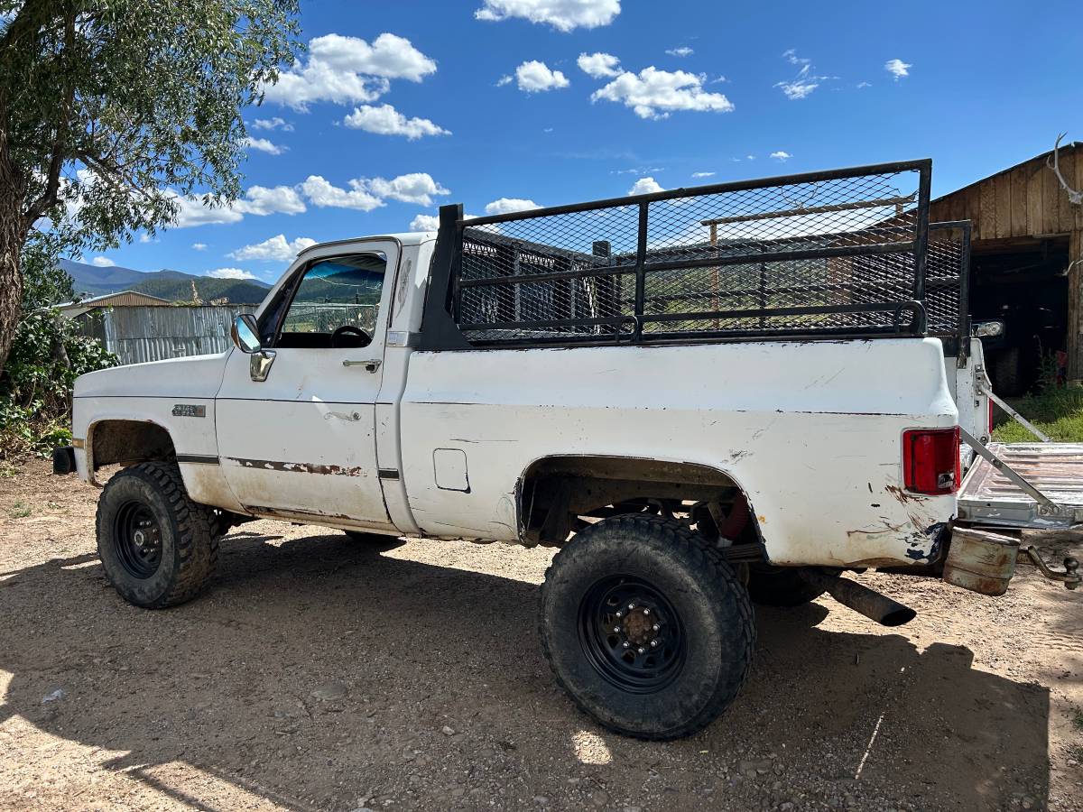 Chevy-2500-1983-white-1