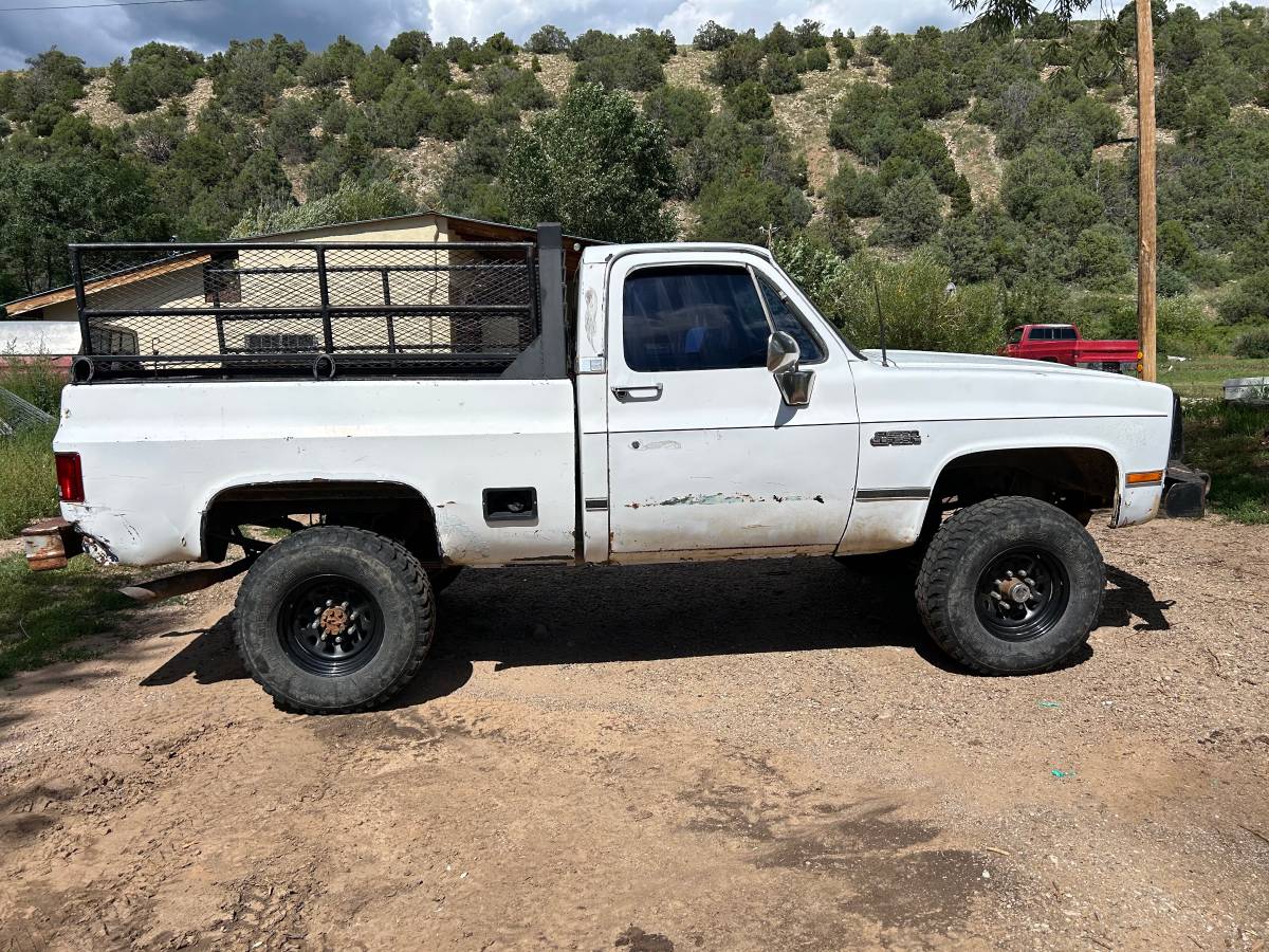 Chevy-2500-1983-white-2