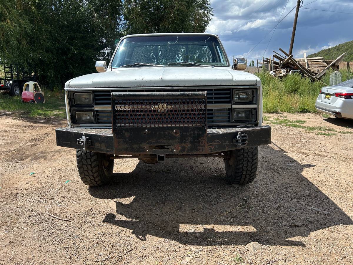 Chevy-2500-1983-white-3