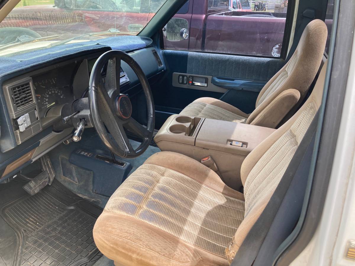 Chevy-2500-1993-white-1