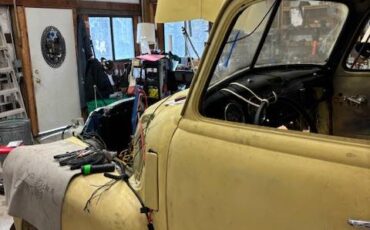 Chevy-5-window-pick-up-truck-1948-yellow-1