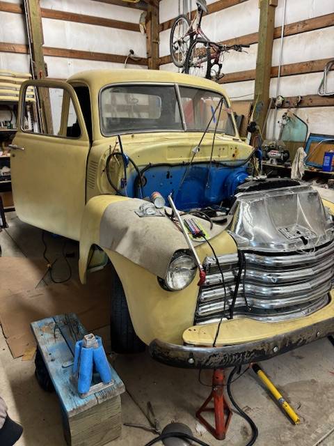 Chevy-5-window-pick-up-truck-1948-yellow-2