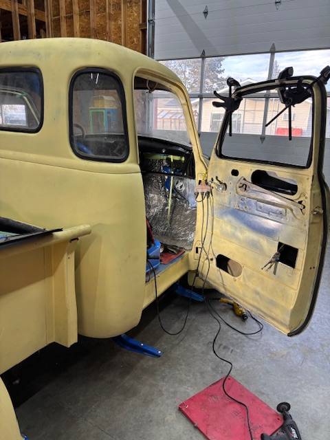 Chevy-5-window-pick-up-truck-1948-yellow-5