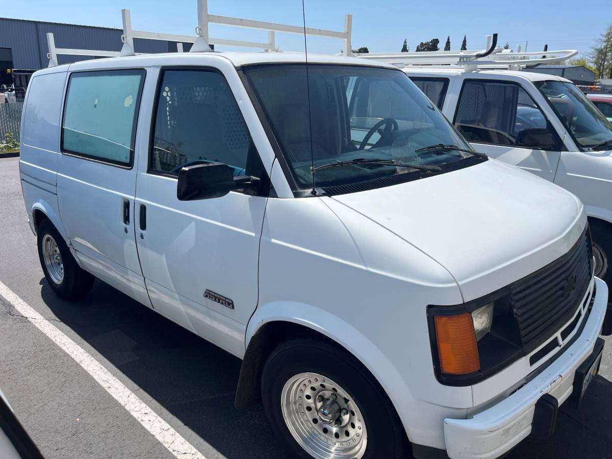 Chevy-astro-van-1993-white-2