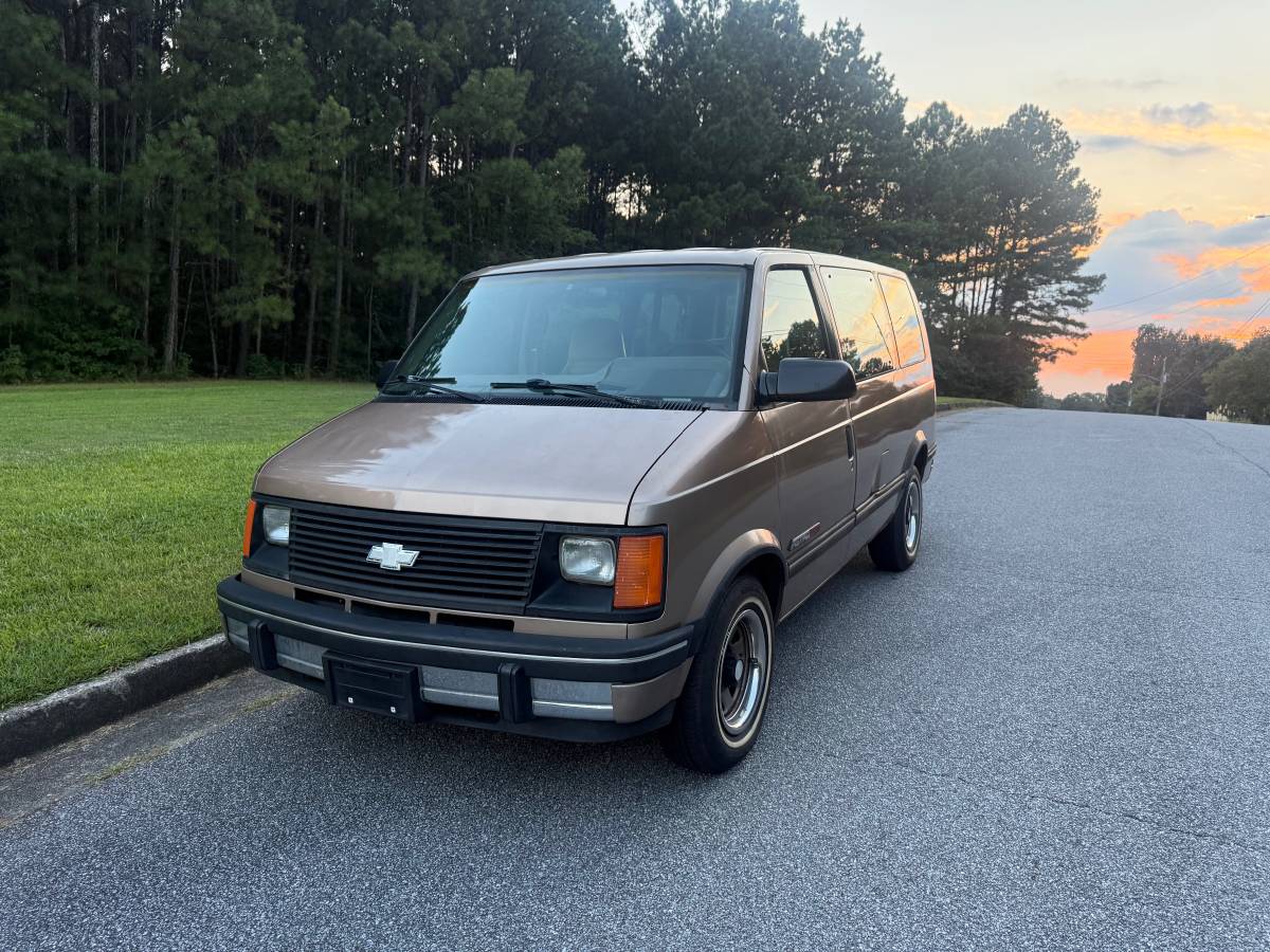 Chevy-astro-van-1994-brown