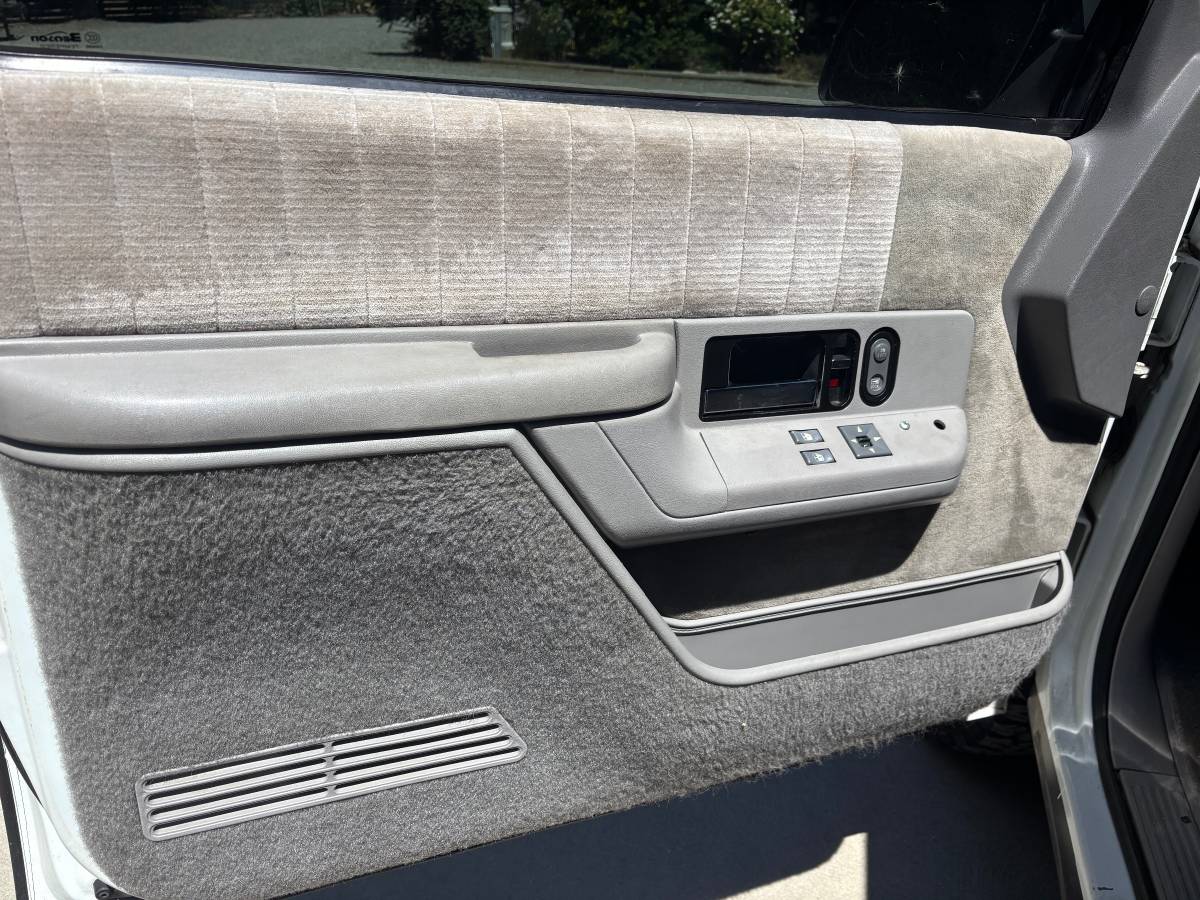 Chevy-blazer-classics-sport-4wd-1500-1994-white-8