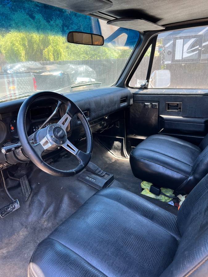 Chevy-blazer-diesel-1983-black-9