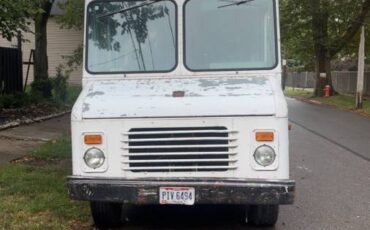 Chevy-box-truck-diesel-1990-white-1