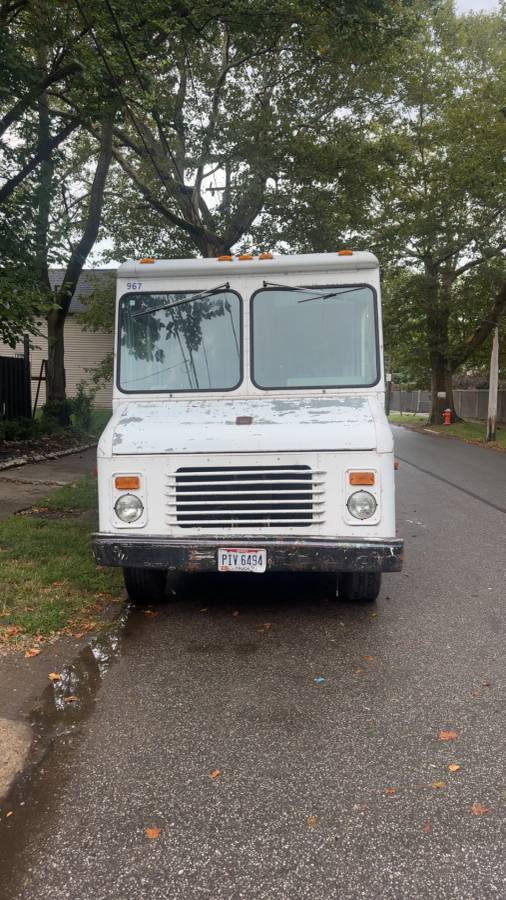 Chevy-box-truck-diesel-1990-white-1