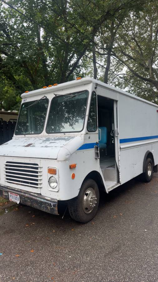 Chevy-box-truck-diesel-1990-white-2
