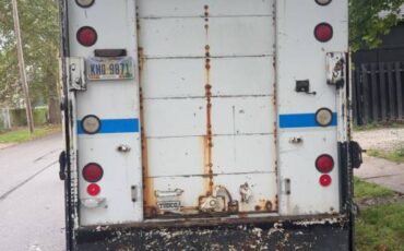 Chevy-box-truck-diesel-1990-white-3