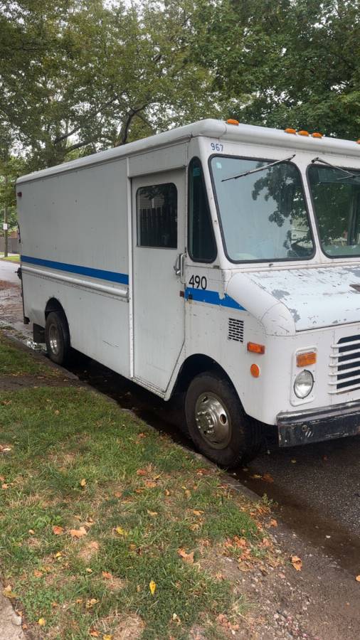 Chevy-box-truck-diesel-1990-white