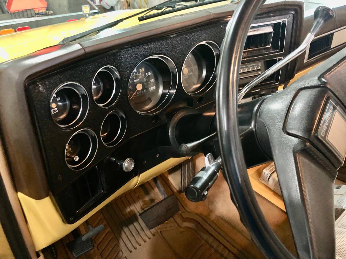 Chevy-c10-1984-yellow-10