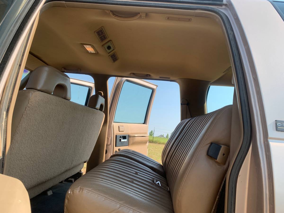 Chevy-c1500-suburban-1992-11