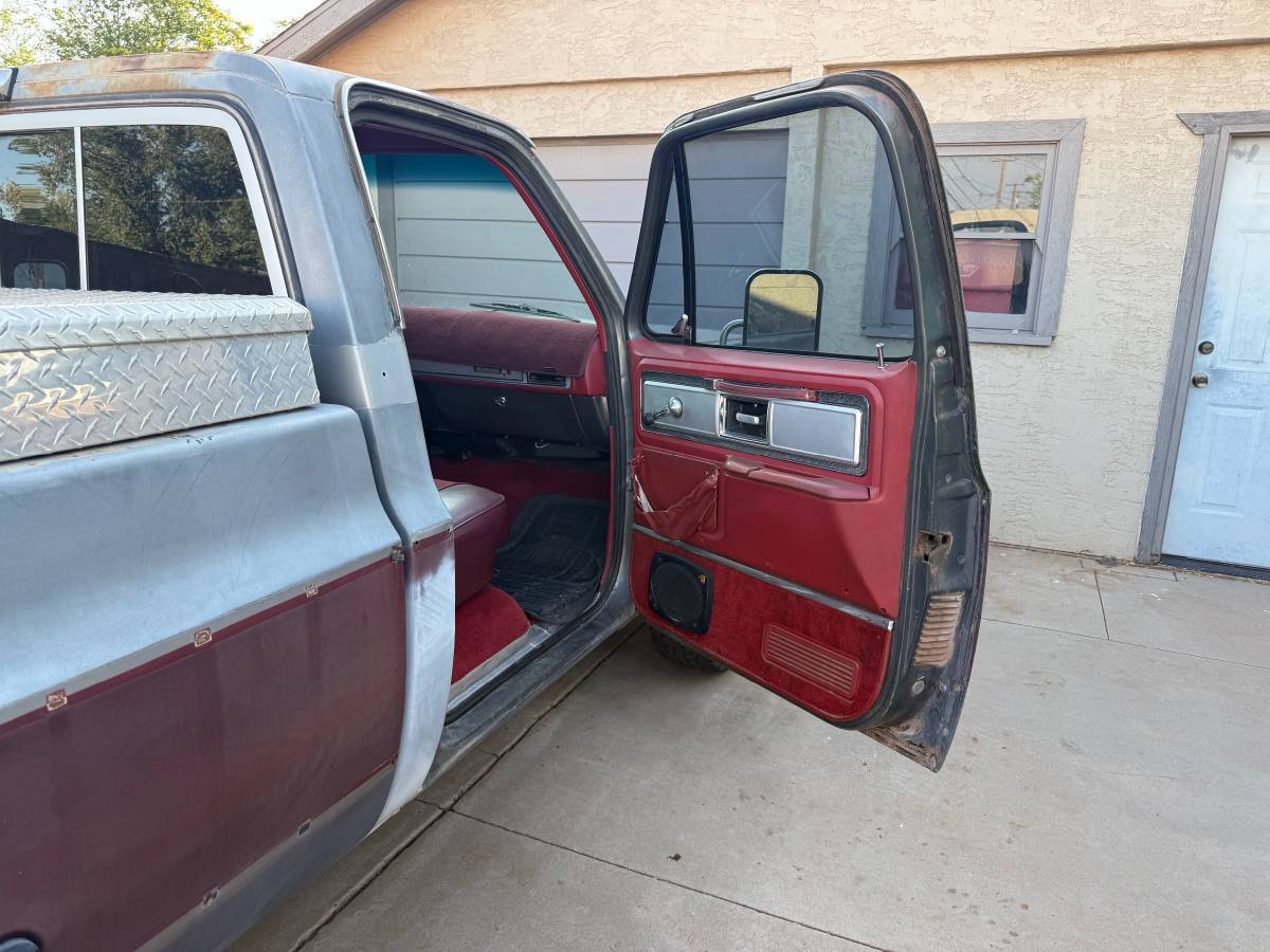 Chevy-c20-1978-grey-11