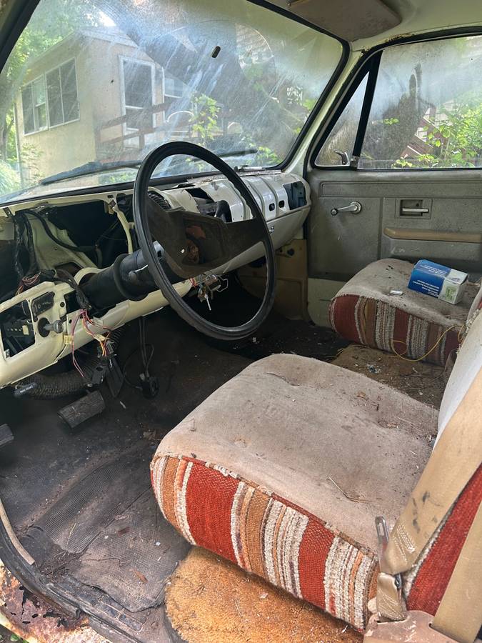 Chevy-c20-diesel-1983-10