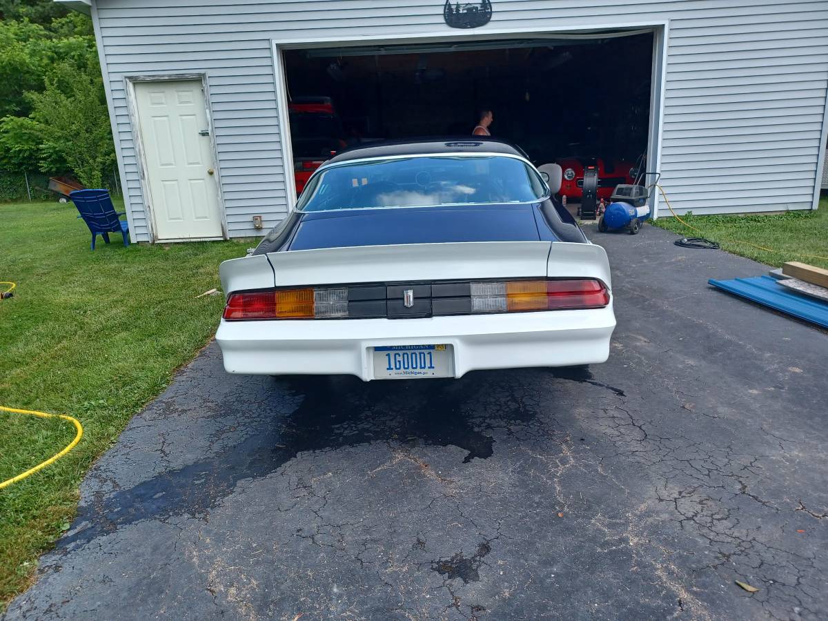 Chevy-camaro-1981-white-7