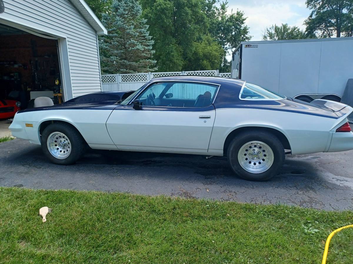 Chevy-camaro-1981-white-8