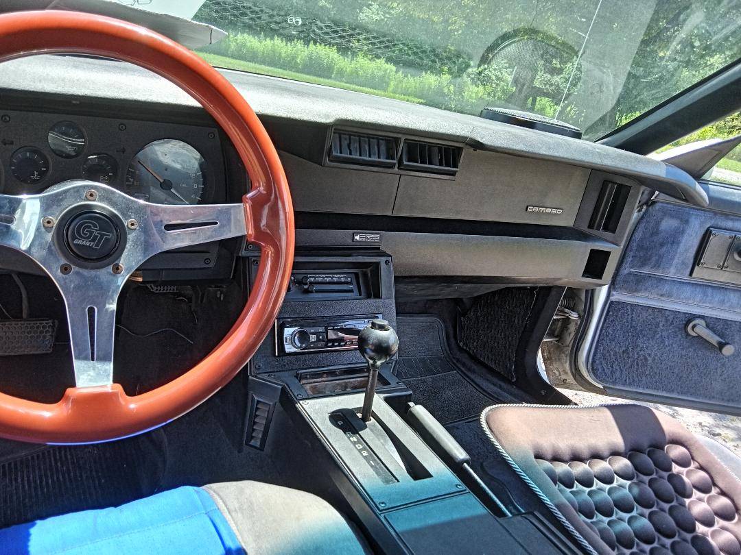 Chevy-camaro-1983-white-6