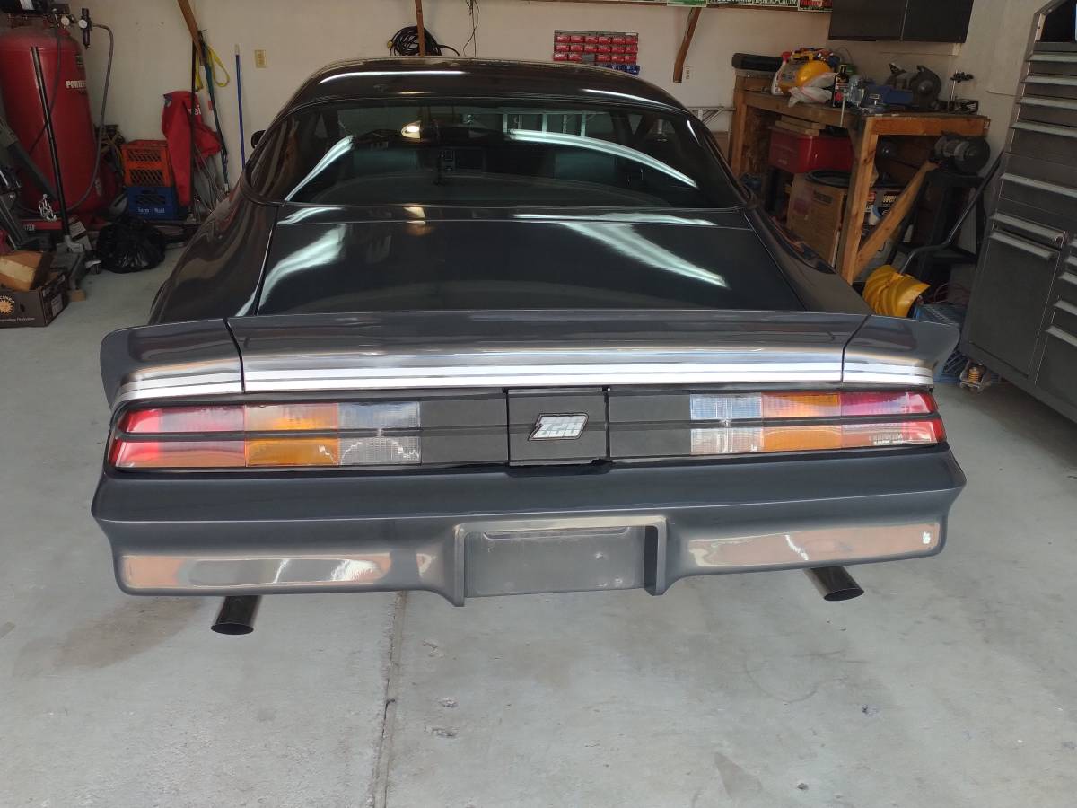 Chevy-camaro-z28-1981-grey-1