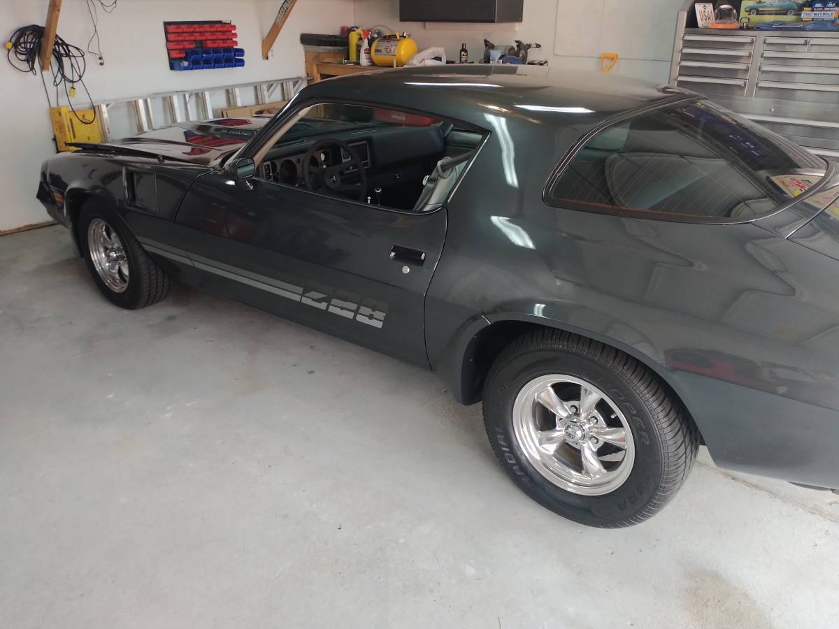 Chevy-camaro-z28-1981-grey