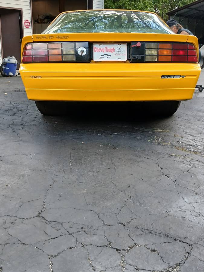 Chevy-camaro-z28-1985-yellow-6