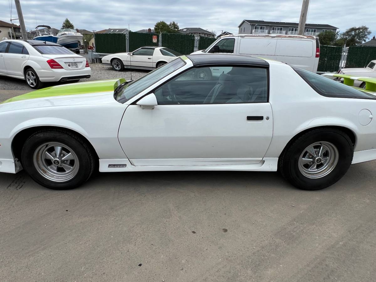 Chevy-camaro-z28-1991-white-1