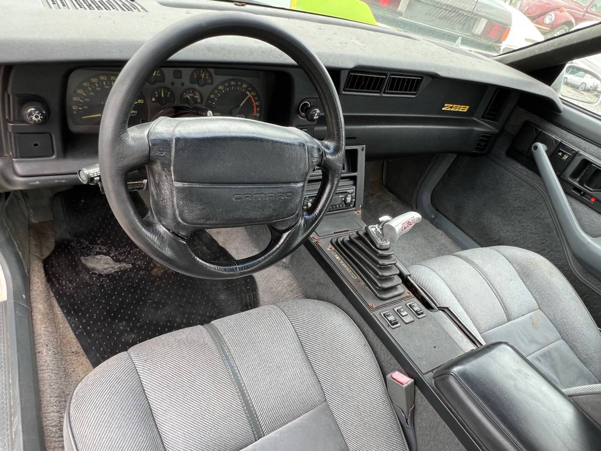 Chevy-camaro-z28-1991-white-15