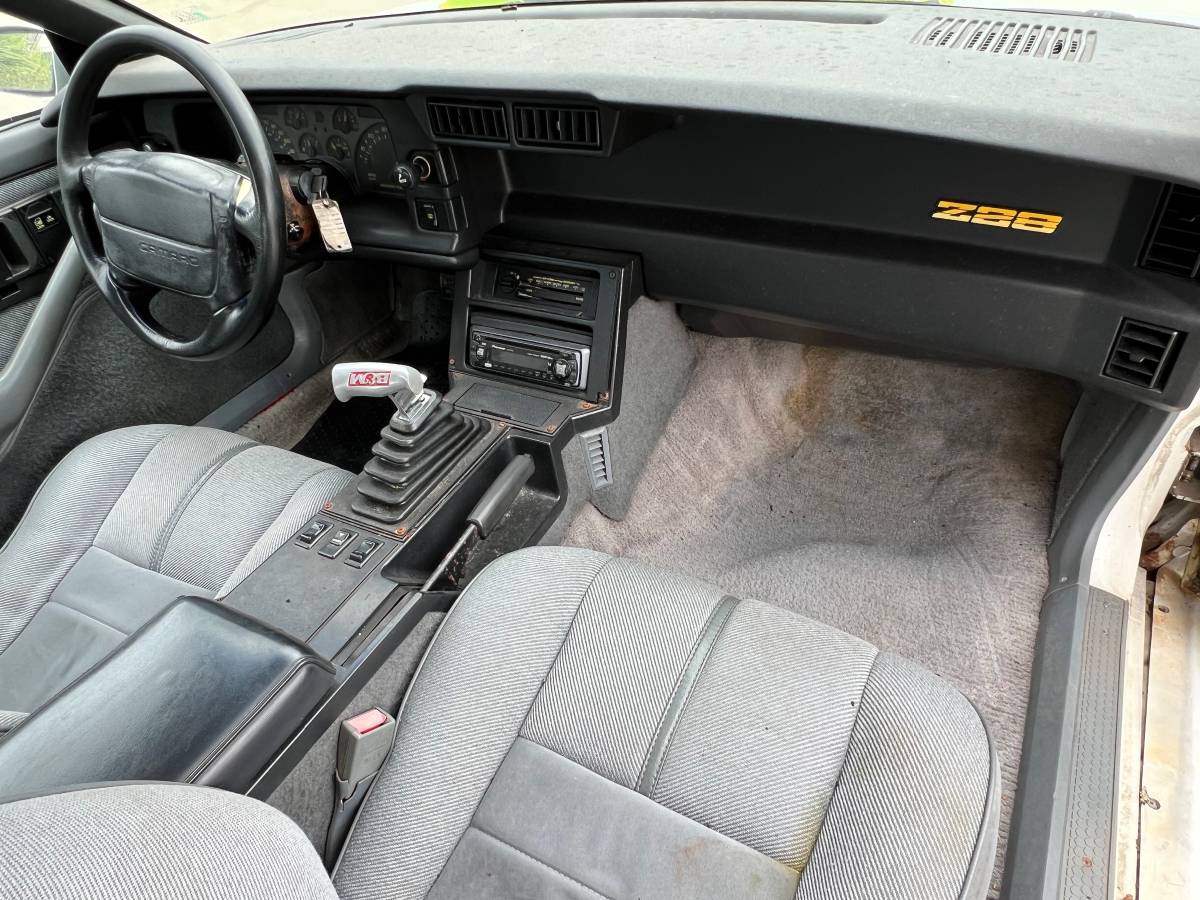 Chevy-camaro-z28-1991-white-17