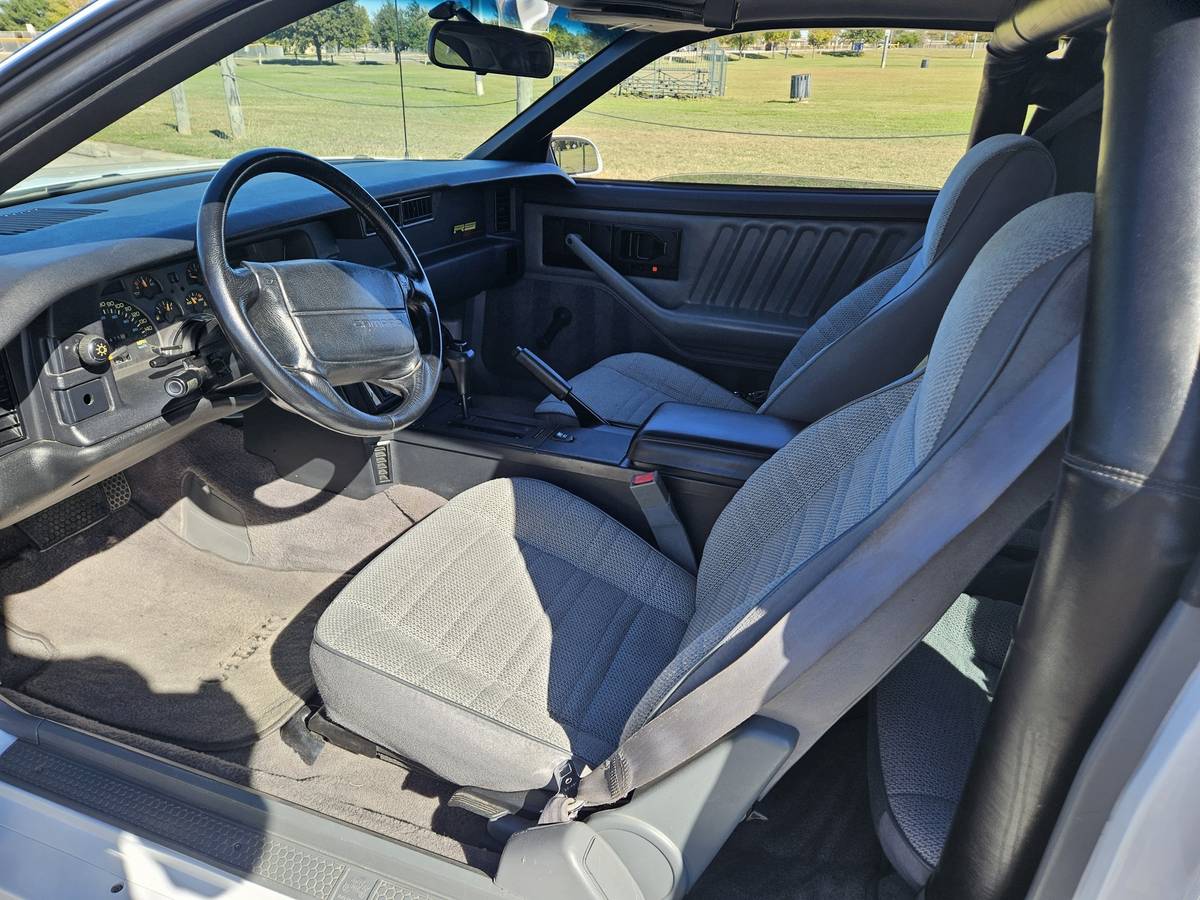 Chevy-camaro-z28-1992-white-16