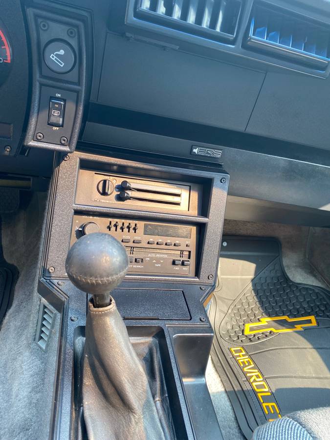 Chevy-camaro-z28-iroc-z-1988-black-11