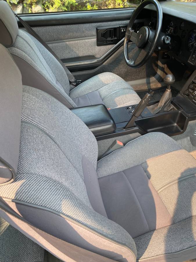 Chevy-camaro-z28-iroc-z-1988-black-12