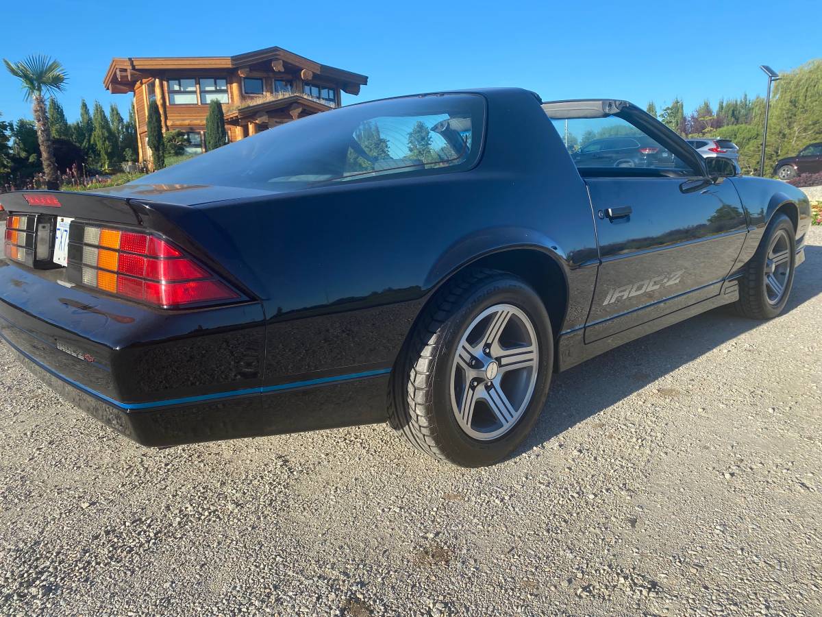 Chevy-camaro-z28-iroc-z-1988-black-2