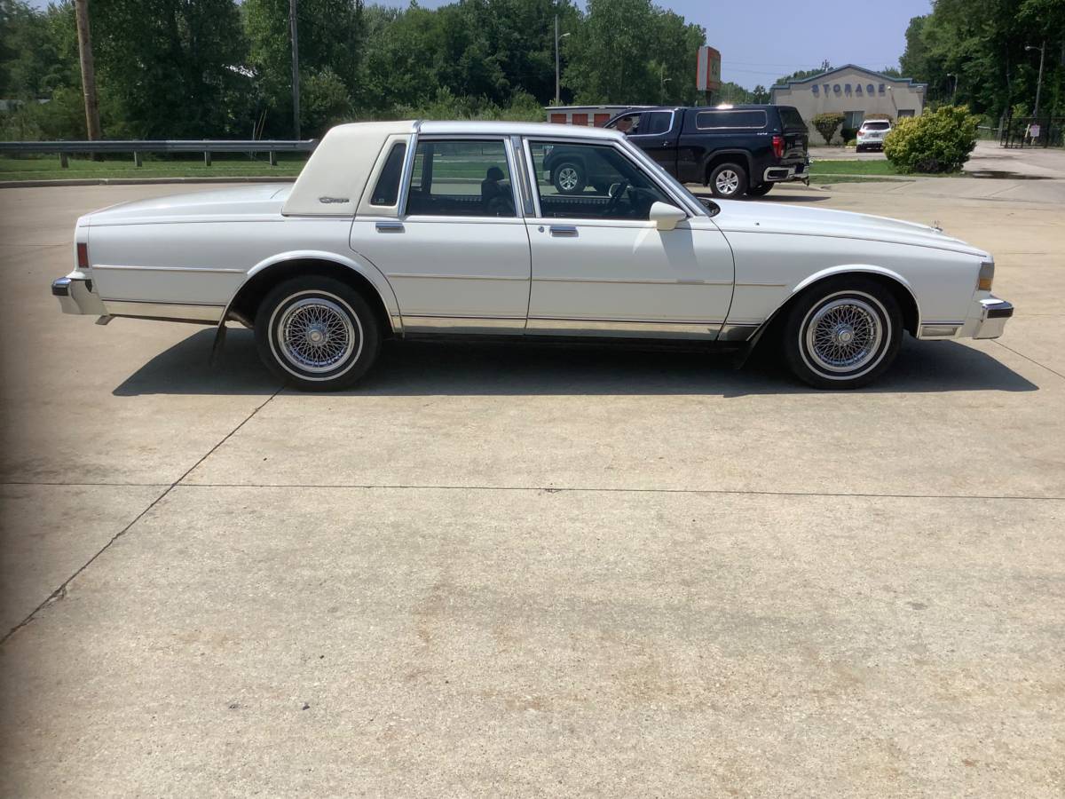 Chevy-caprice-1989-white-4