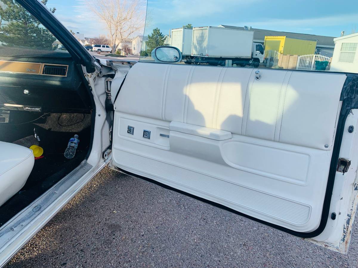 Chevy-caprice-classic-1975-white-14