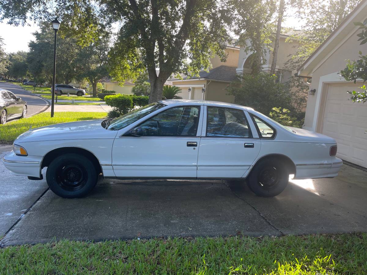 Chevy-caprice-classic-1995-white-1