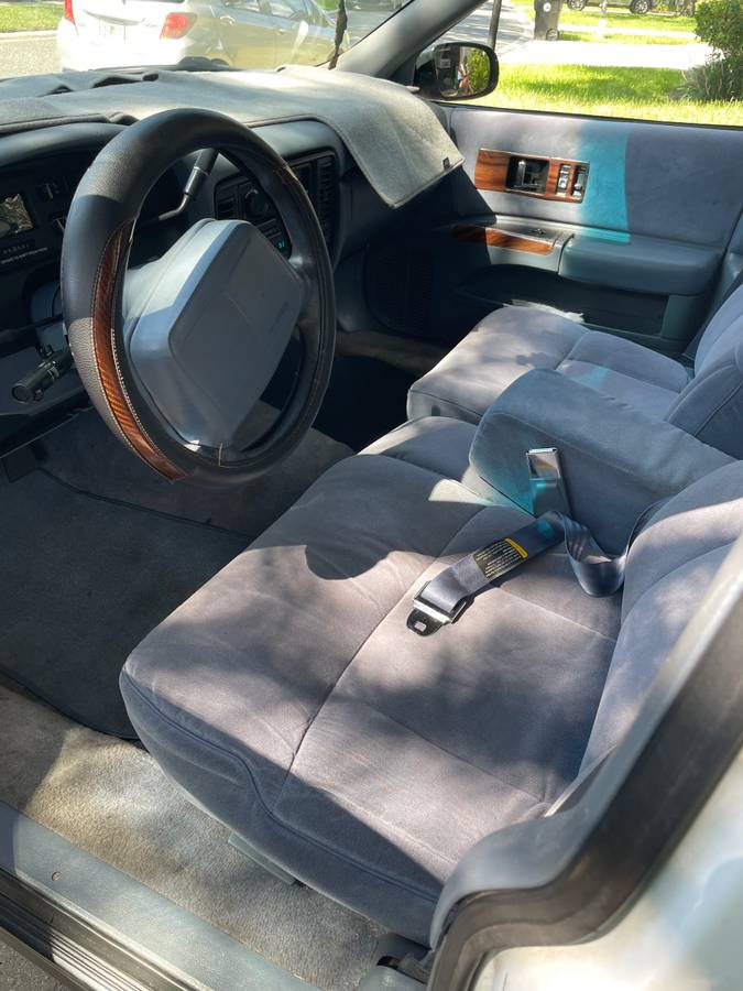 Chevy-caprice-classic-1995-white-12