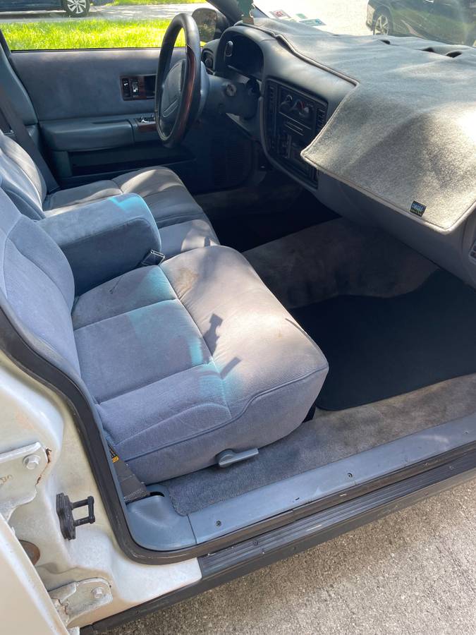Chevy-caprice-classic-1995-white-13