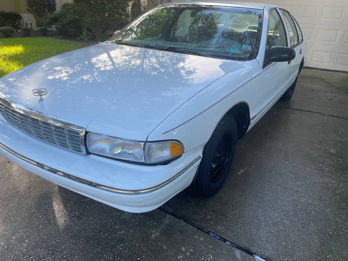 Chevy-caprice-classic-1995-white-3