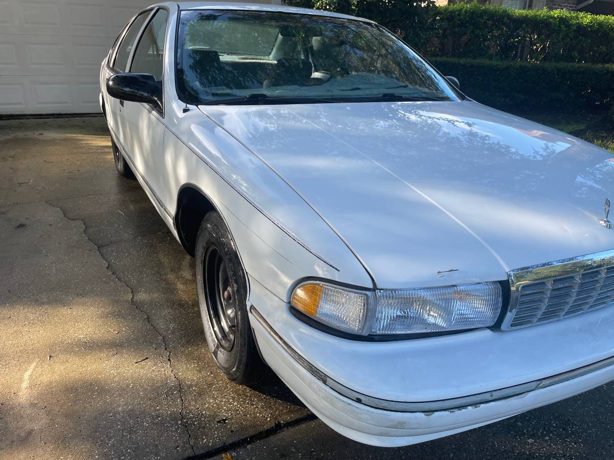 Chevy-caprice-classic-1995-white-4