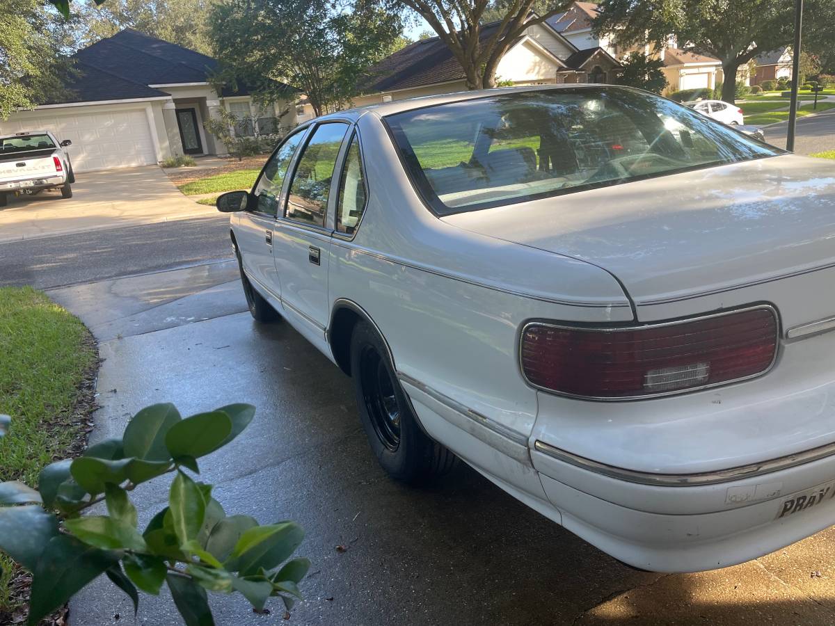 Chevy-caprice-classic-1995-white-7