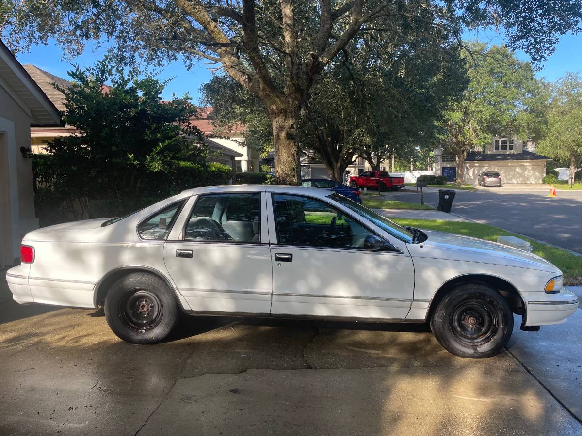 Chevy-caprice-classic-1995-white-8