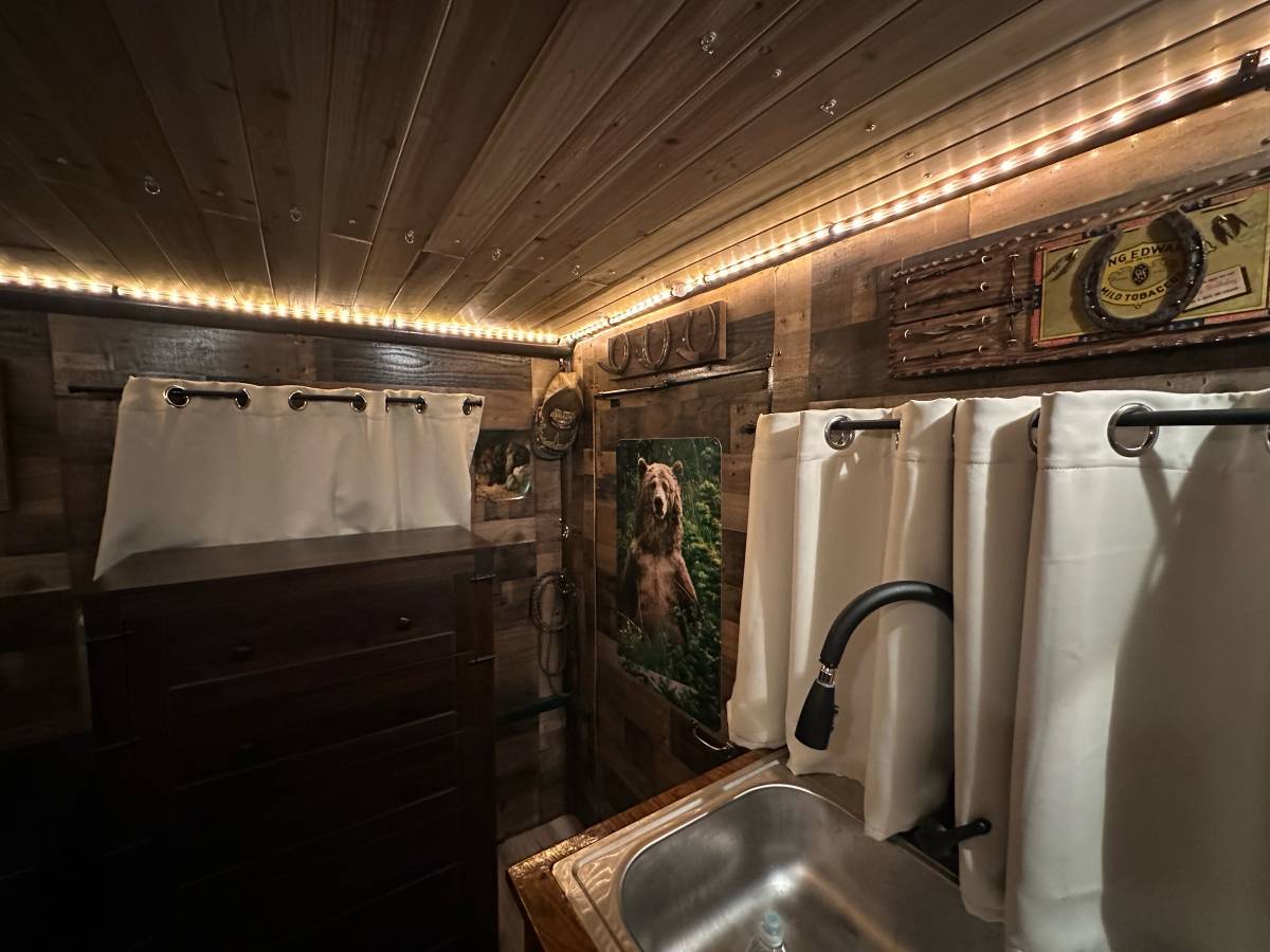 Chevy-coe-truck-camper-1955-green-10