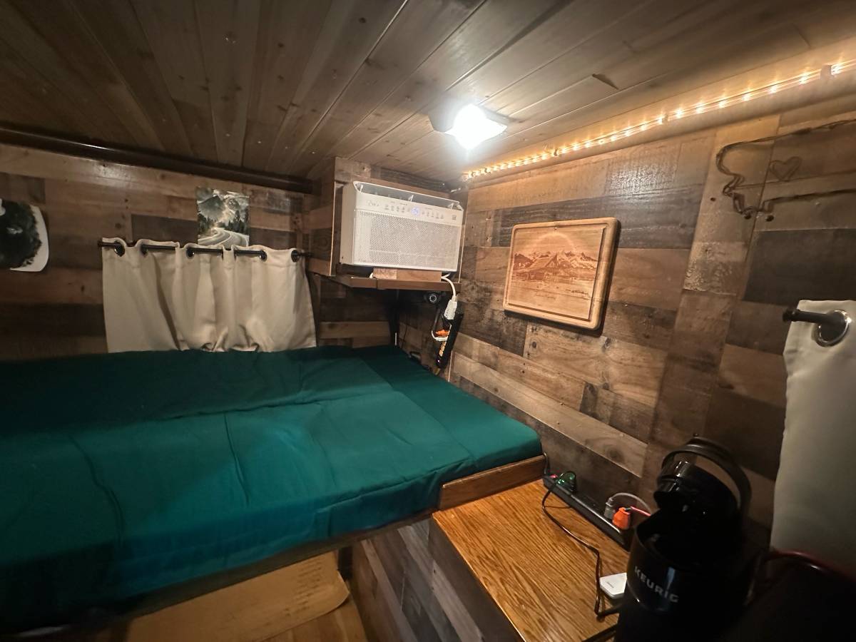 Chevy-coe-truck-camper-1955-green-9