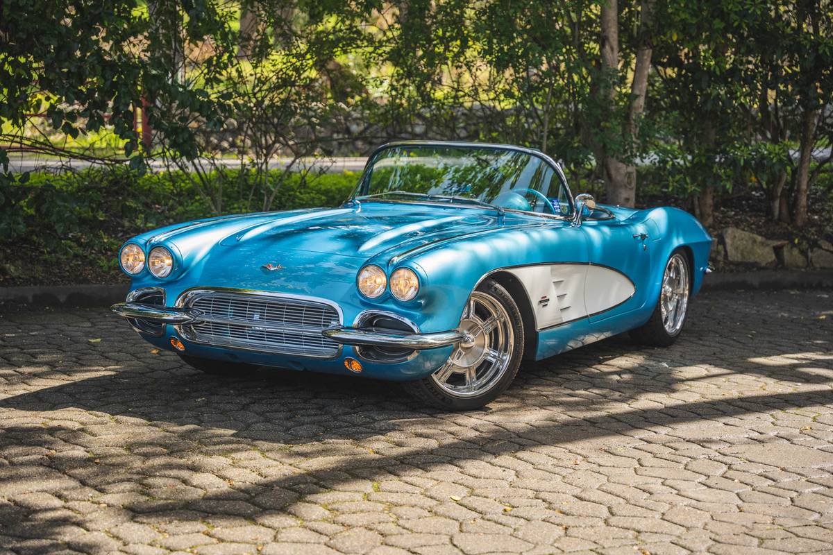 Chevy-corvette-1961-black-3