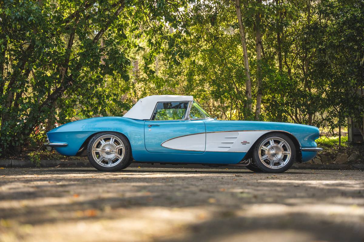 Chevy-corvette-1961-black-4