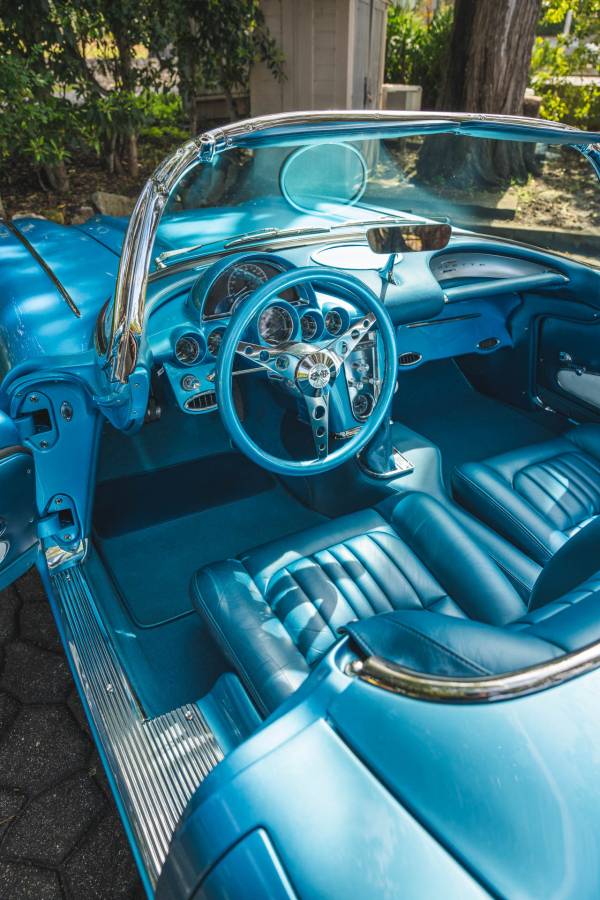 Chevy-corvette-1961-black-7